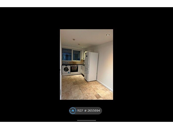 2 Bedroom Flat To Rent In Franklin Close, London, SE27