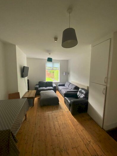 6 Bedroom Semi-Detached House To Rent In Mauldeth Road, M20