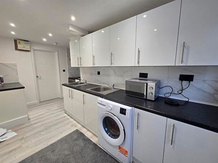 Studio To Rent In Hawthorn Way, Shepperton, TW17