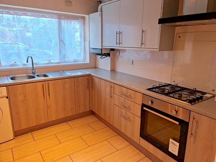 3 Bedroom Semi-Detached House To Rent In Farm Close, Southall, UB1