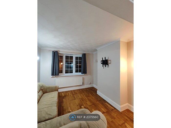 3 Bedroom Terraced House To Rent In Redcliffe Street, Swindon, SN2