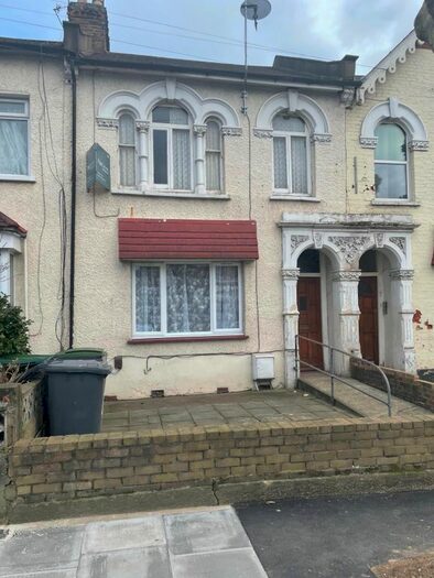 Studio To Rent In Belmont Road, London, N15