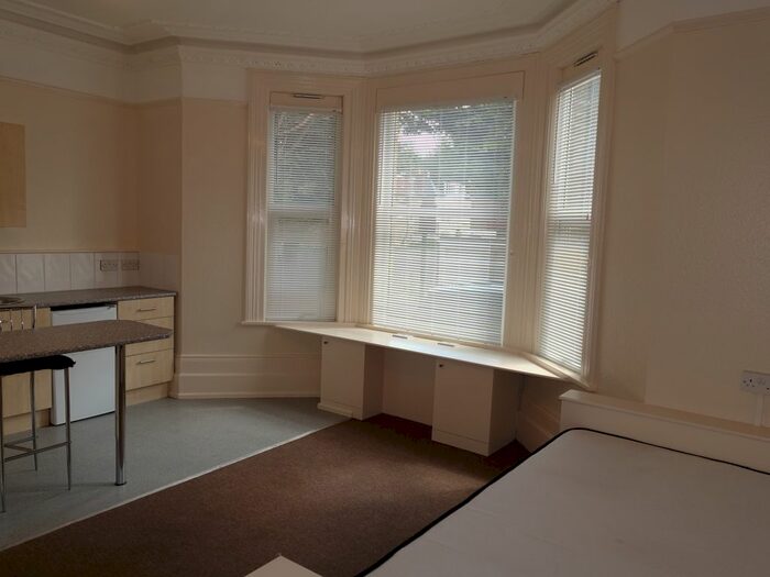 Studio To Rent In Dornton Road, South Croydon, CR2