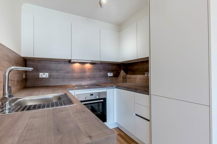 1 Bedroom Flat To Rent In Fairoaks Grove, Enfield, EN3