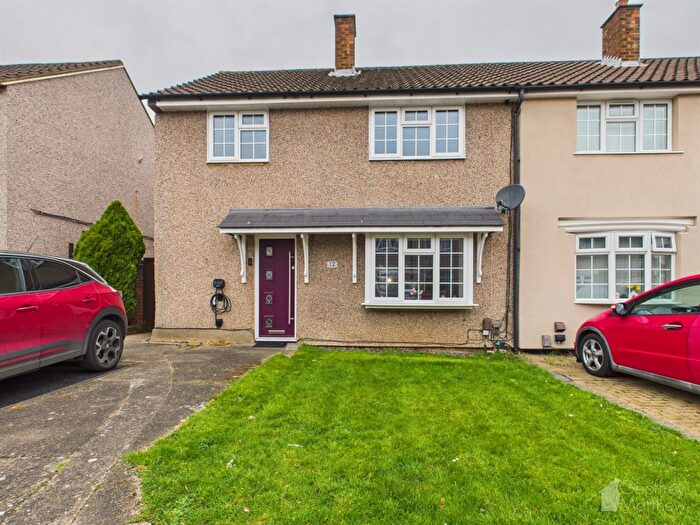 3 Bedroom Semi-Detached House For Sale In Wooding Grove, Harlow, CM19