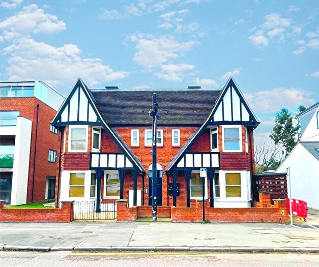 3 Bedroom Flat To Rent In New Wanstead, London, E11