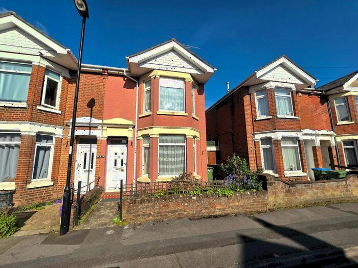 3 Bedroom Semi-Detached House To Rent In Devonshire Road, Polygon, SO15