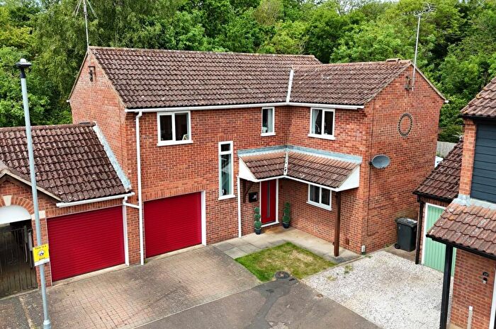 4 Bedroom Link Detached House For Sale In Livermore Green, Werrington, Peterborough, PE4