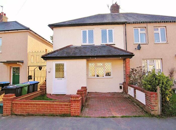 3 Bedroom Semi-Detached House To Rent In Knaphill, Woking, Surrey, GU21