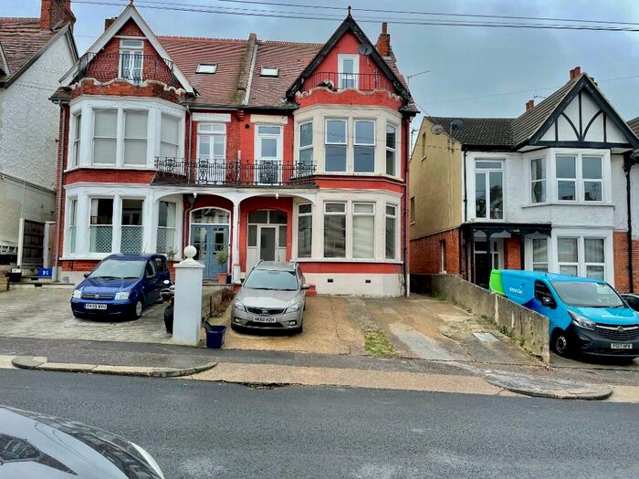 3 Bedroom Flat To Rent In Cobham Road, Westcliff-On-Sea, Essex, SS0