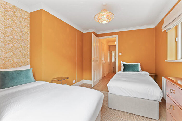 2 Bedroom Apartment To Rent In Gayville Road, London, SW11