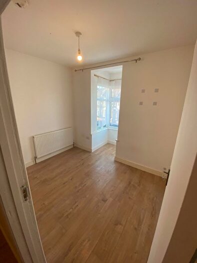2 Bedroom Flat To Rent In Green Lane, Ilford, Essex, IG1