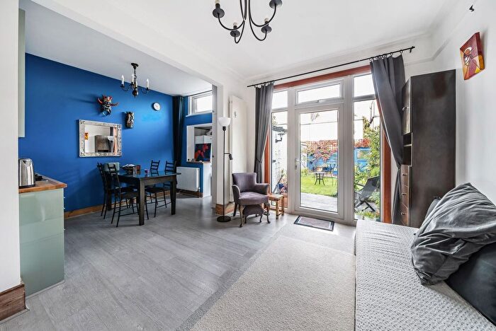 1 Bedroom Flat For Sale In Camborne Avenue, Ealing, London, W13