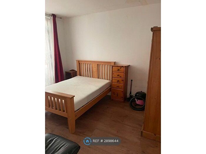 5 Bedroom Semi-Detached House To Rent In Grove Park, London, NW9