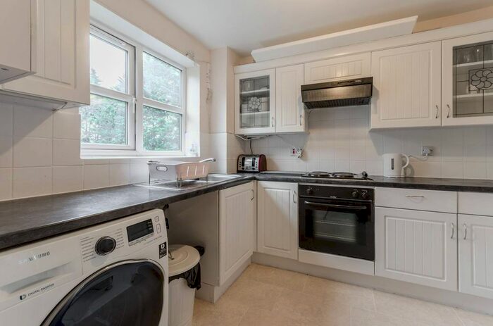 2 Bedroom Flat To Rent In Selwyn Court, Walthamstow, London, E17