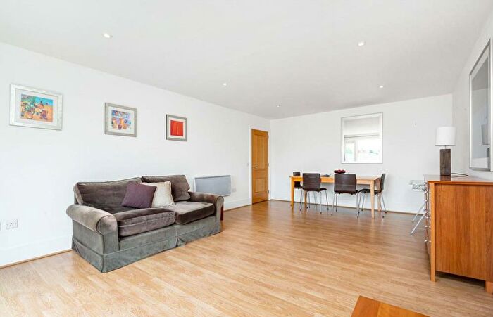 3 Bedroom Apartment To Rent In Avenue Road, St Johns Wood, London, NW8
