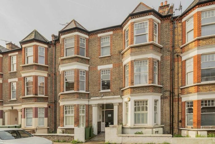 3 Bedroom Flat To Rent In Edgeley Road, London, SW4