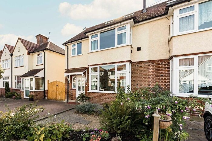 4 Bedroom Semi-detached House For Sale In Dorset Waye, Heston, TW5