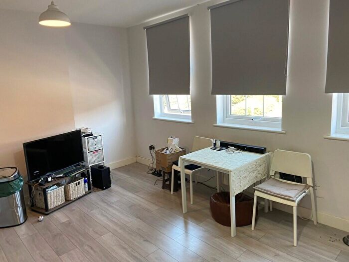 1 Bedroom Flat To Rent In Hallswelle Parade, Finchley Road, London, NW11