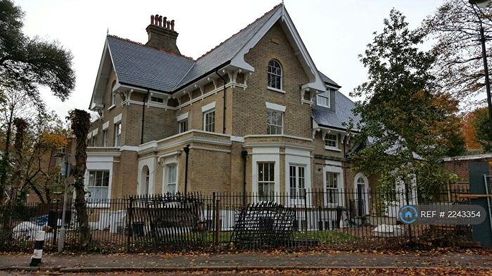 3 Bedroom Flat To Rent In Fox Hill, London, SE19