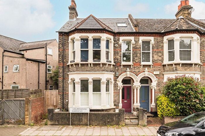 2 Bedroom Flat To Rent In Holmewood Gardens, London, SW2