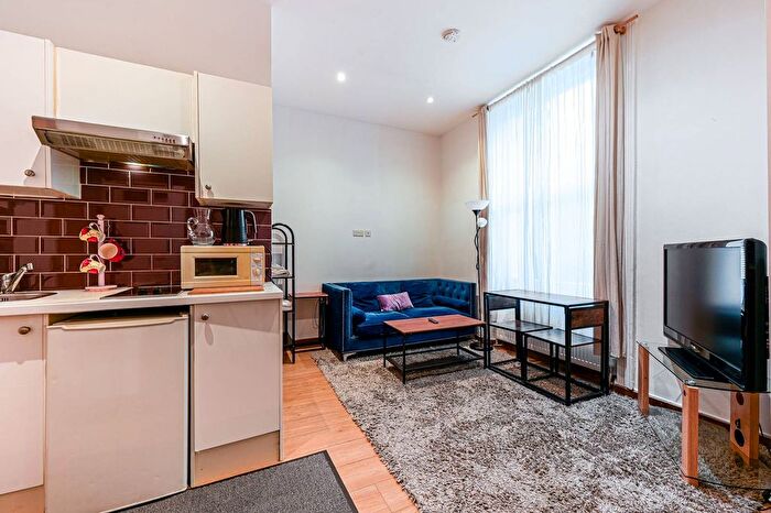 1 Bedroom Flat To Rent In Kempsford Gardens, La, Earls Court, London, SW5