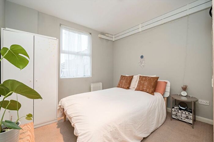 1 Bedroom Flat For Sale In Askew Road, Shepherds Bush, W12