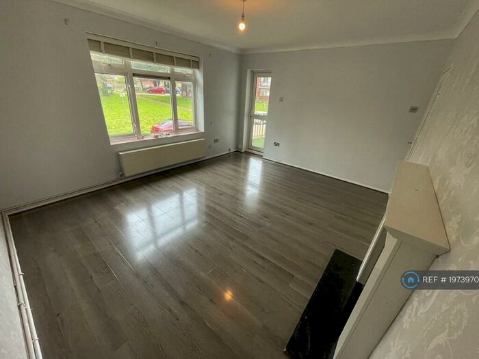 3 Bedroom Flat To Rent In Croft Lodge Close, Woodford Green, IG8