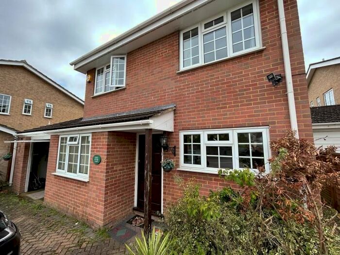 4 Bedroom Detached House To Rent In Bridgehill Close, Guildford, GU2