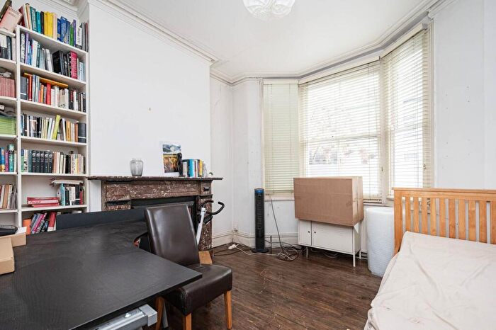 2 Bedroom Flat For Sale In Princess May Road, Hackney, London, N16