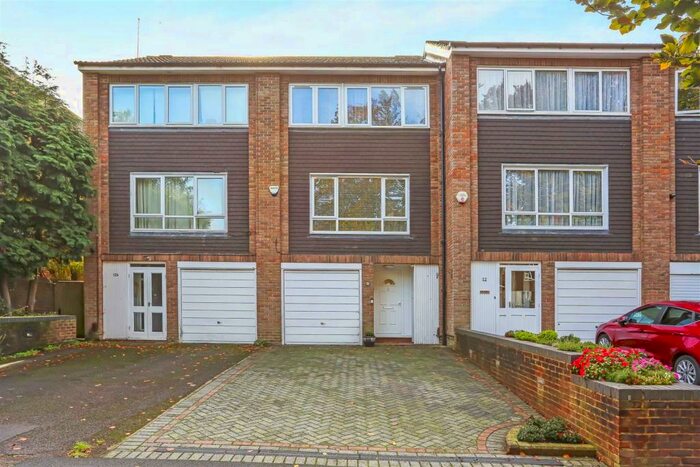 4 Bedroom Town House To Rent In Christchurch Park, Sutton, SM2