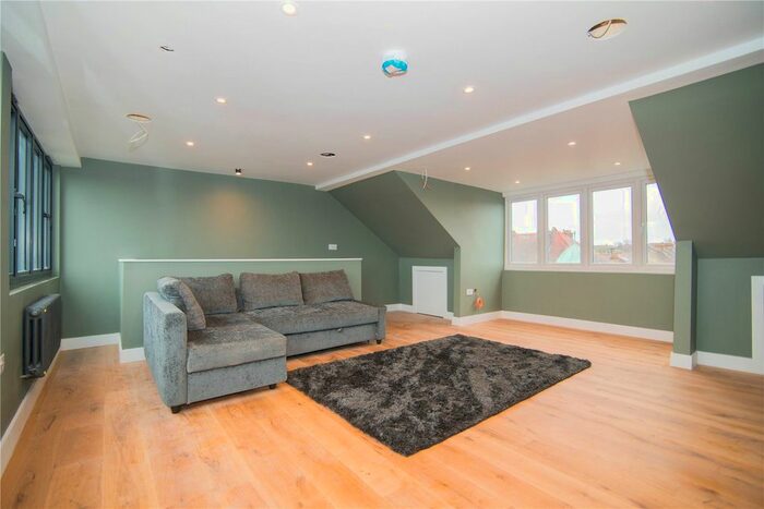 2 Bedroom Flat To Rent In Upper Richmond Road West, London, SW14