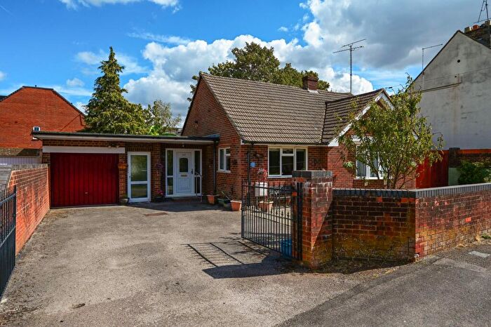 3 Bedroom Bungalow For Sale In York Road, Farnborough, GU14