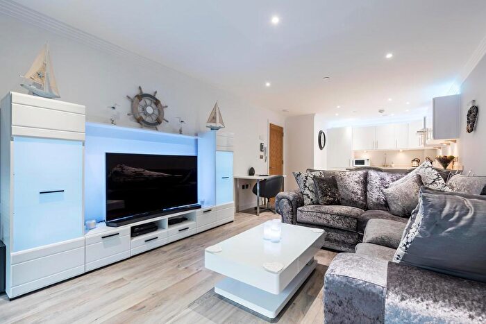 2 Bedroom Flat For Sale In Old Harbour Court, Hull, HU2