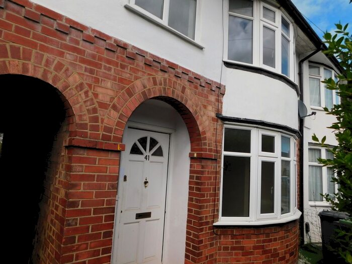 3 Bedroom Semi-Detached House To Rent In Pembroke Avenue, Luton, LU4