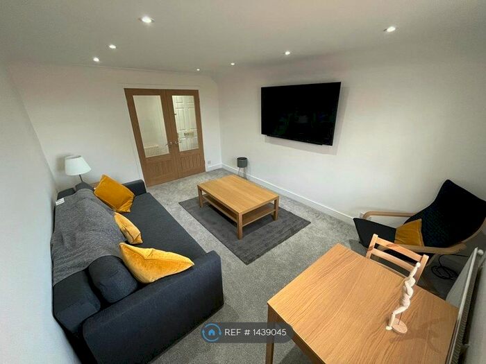 2 Bedroom Flat To Rent In Gant Court, Tickhill, Doncaster, DN11