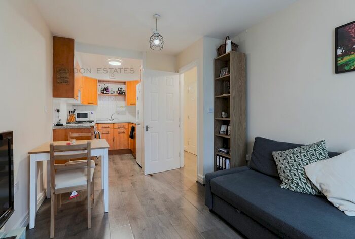 1 Bedroom Flat To Rent In Uxbridge Road, Shepherds Bush, W12