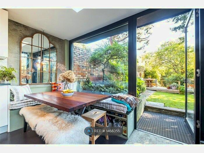 2 Bedroom Flat To Rent In Church Crescent, London, N10