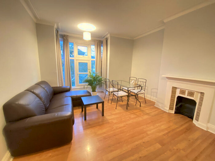 2 Bedroom Apartment To Rent In Oakwood Avenue, Leeds, West Yorkshire, LS8