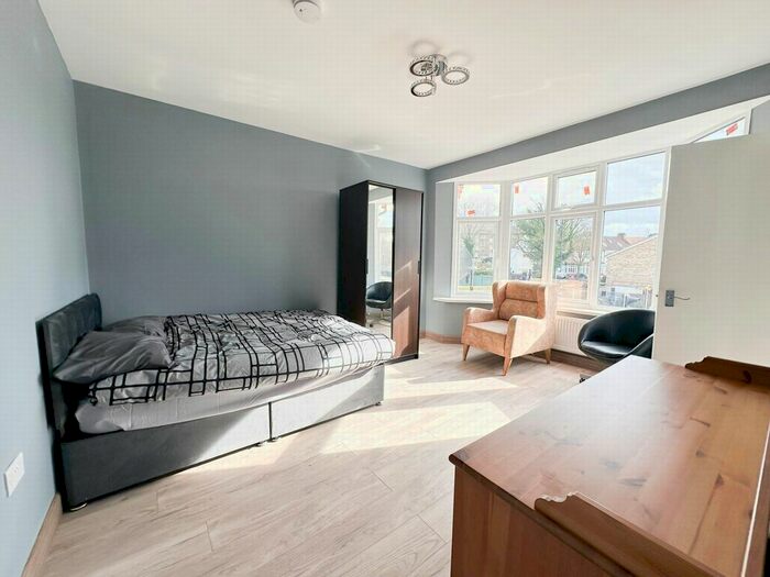 2 Bedroom Flat To Rent In Chigwell Road, London, IG8