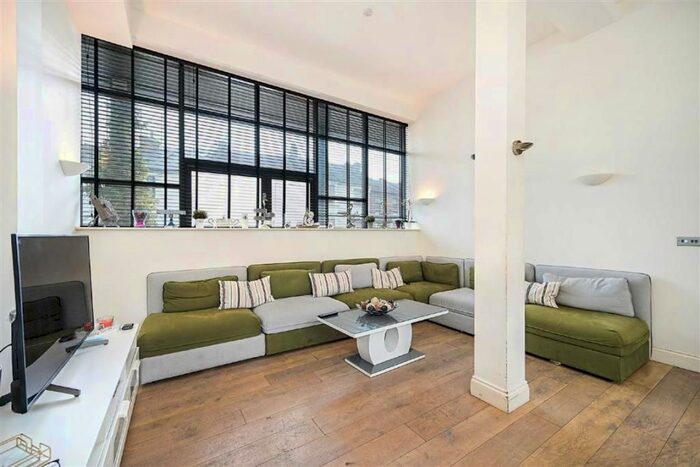 3 Bedroom Flat To Rent In Villiers Road, Willesden, NW2