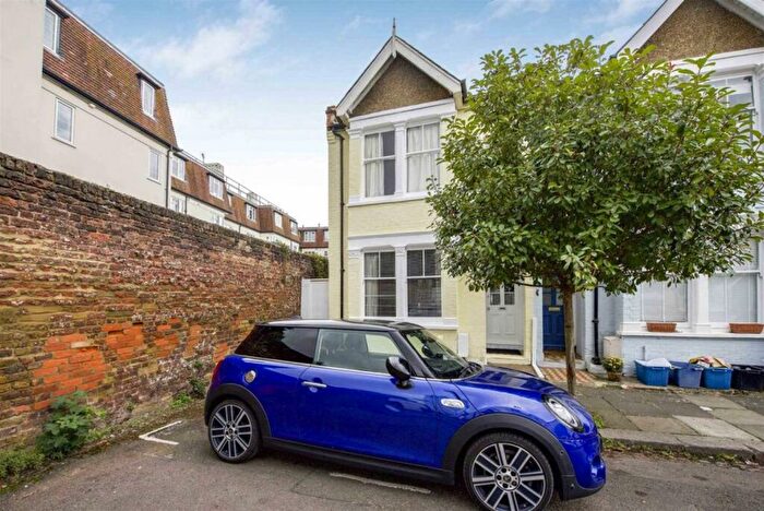 2 Bedroom Flat To Rent In Seymour Gardens, Twickenham, TW1