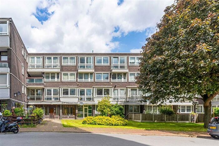 3 Bedroom Flat To Rent In Rolls Road, London, SE1