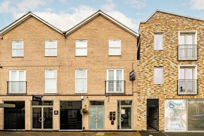 1 Bedroom Flat For Sale In Station Road, Hampton, TW12