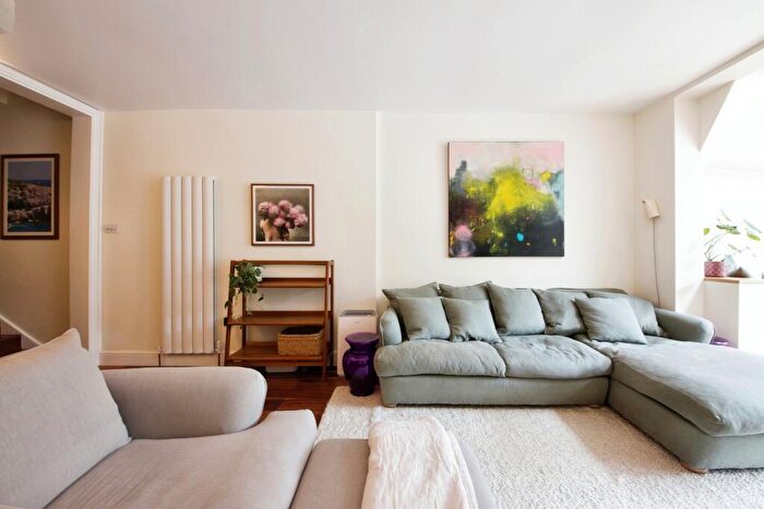 3 Bedroom Maisonette To Rent In Rosebery Road, N10