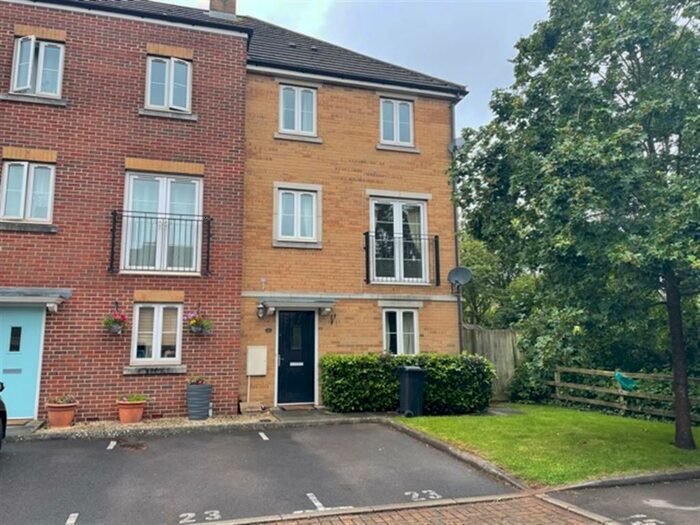 4 Bedroom Town House To Rent In Bridge Farm Walk, Mangotsfield, Bristol, BS16