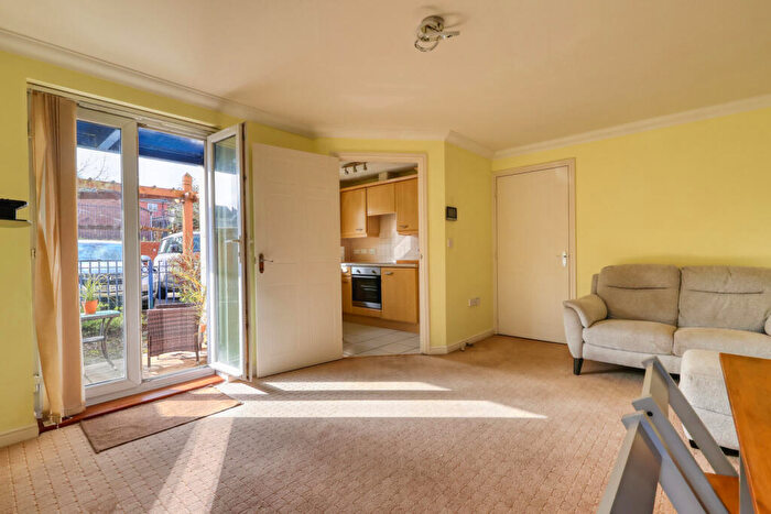 2 Bedroom Apartment For Sale In West End Road, High Wycombe, Buckinghamshire, HP11