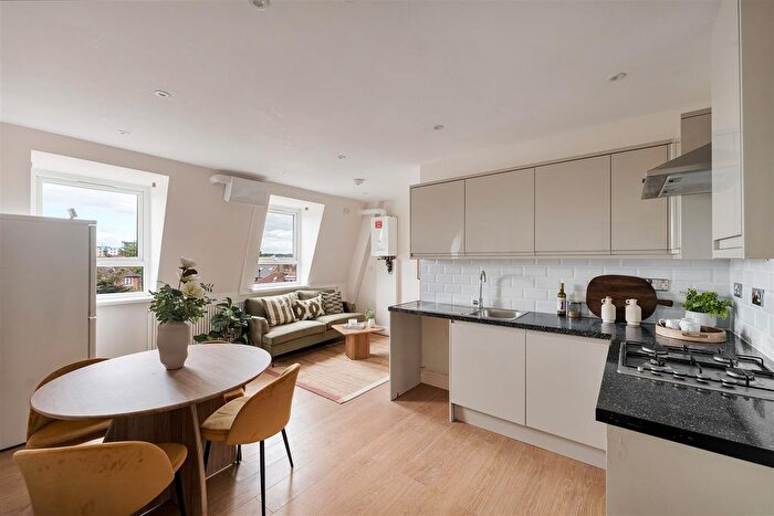 2 Bedroom Flat For Sale In Eastwood Close, London, E18