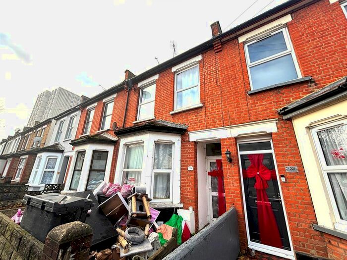 2 Bedroom Property To Rent In Salisbury Avenue, Westcliff-On-Sea, SS0