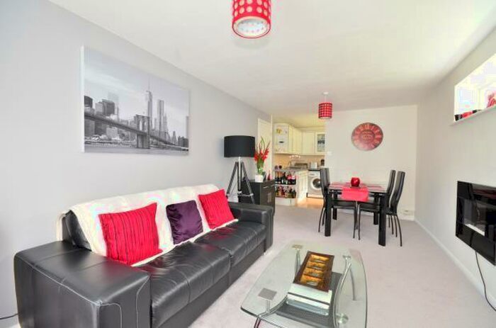 1 Bedroom Flat To Rent In Naldrett Close, Horsham, RH12